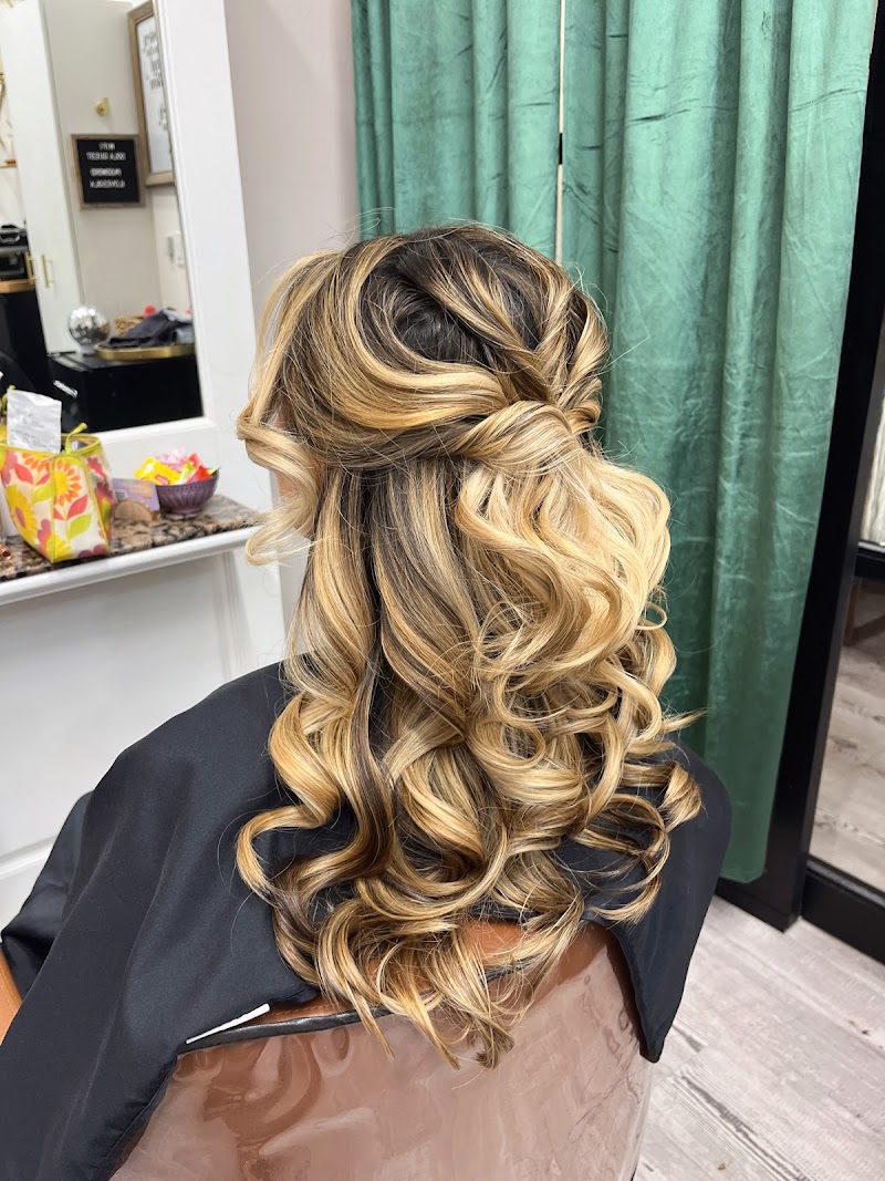 Anel Sarai at Salon on 3rd