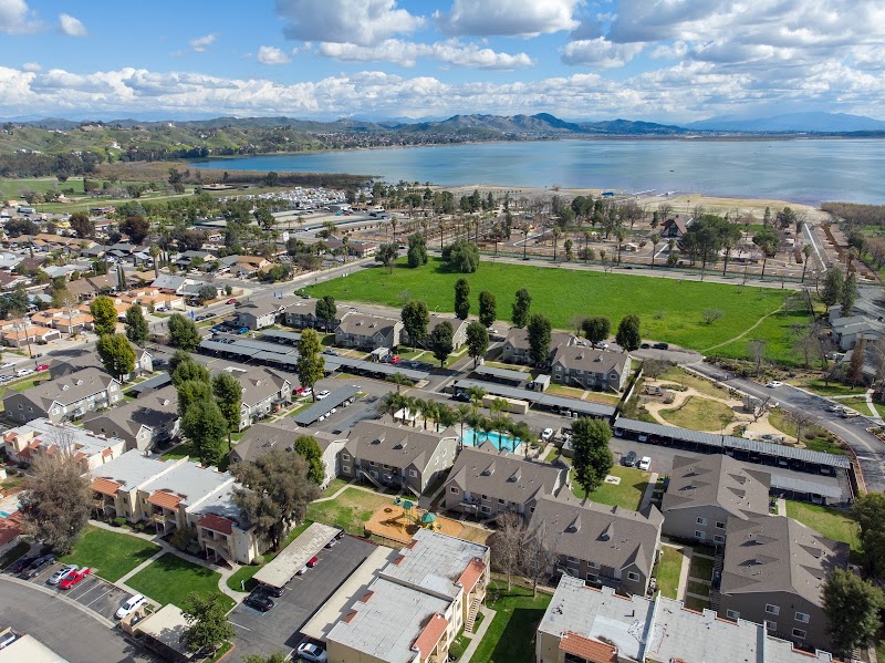 Lakehouse Apartments